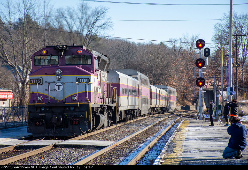 MBTA 1115 shoves train 410 Inbound